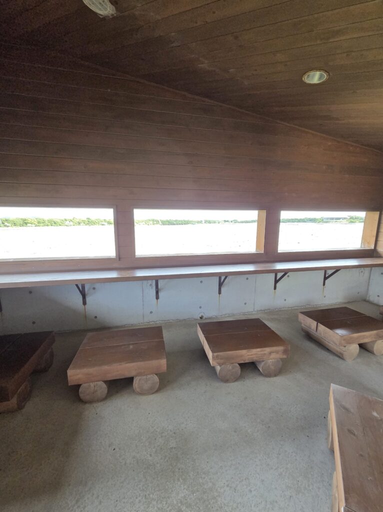 観察用の細長いスリットがある観察小屋の内部