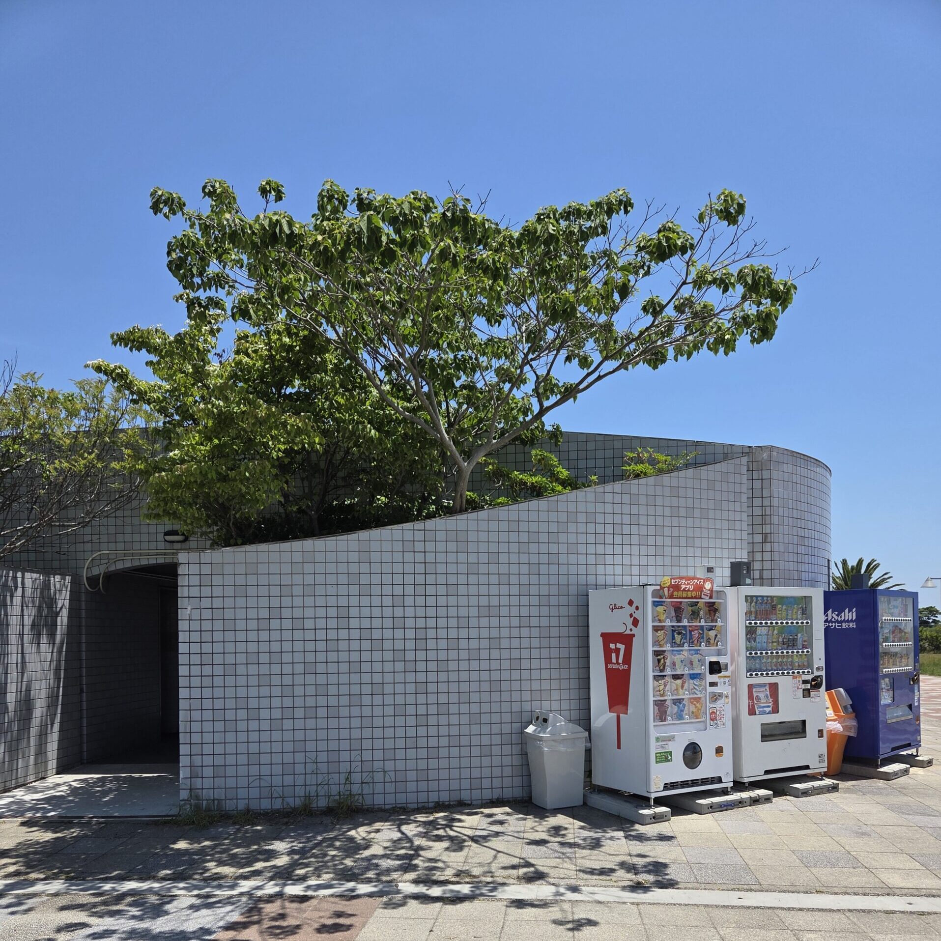 山口宇部空港ふれあい公園のトイレと自販機