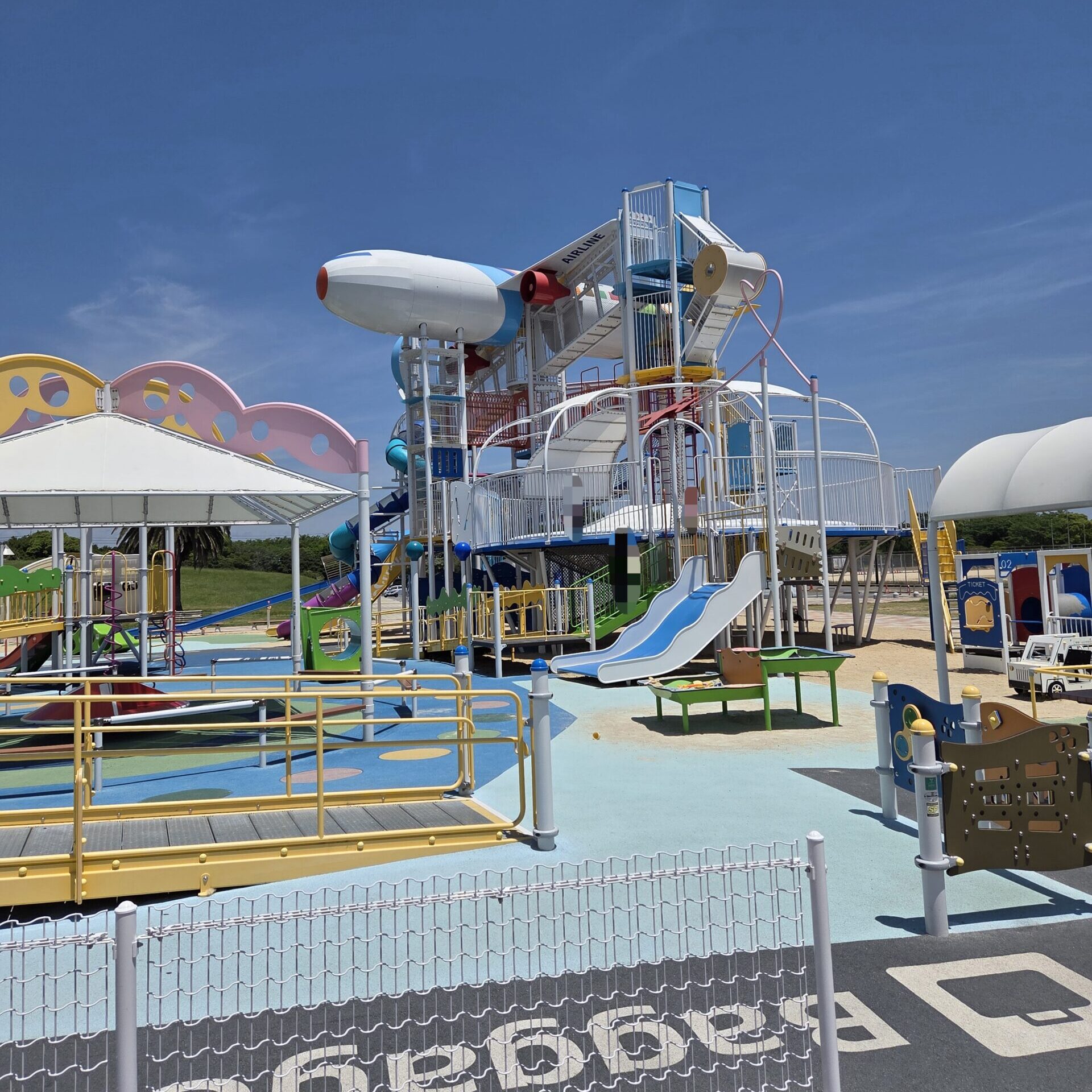 山口宇部空港ふれあい公園の大型遊具と幼児向け遊具エリア