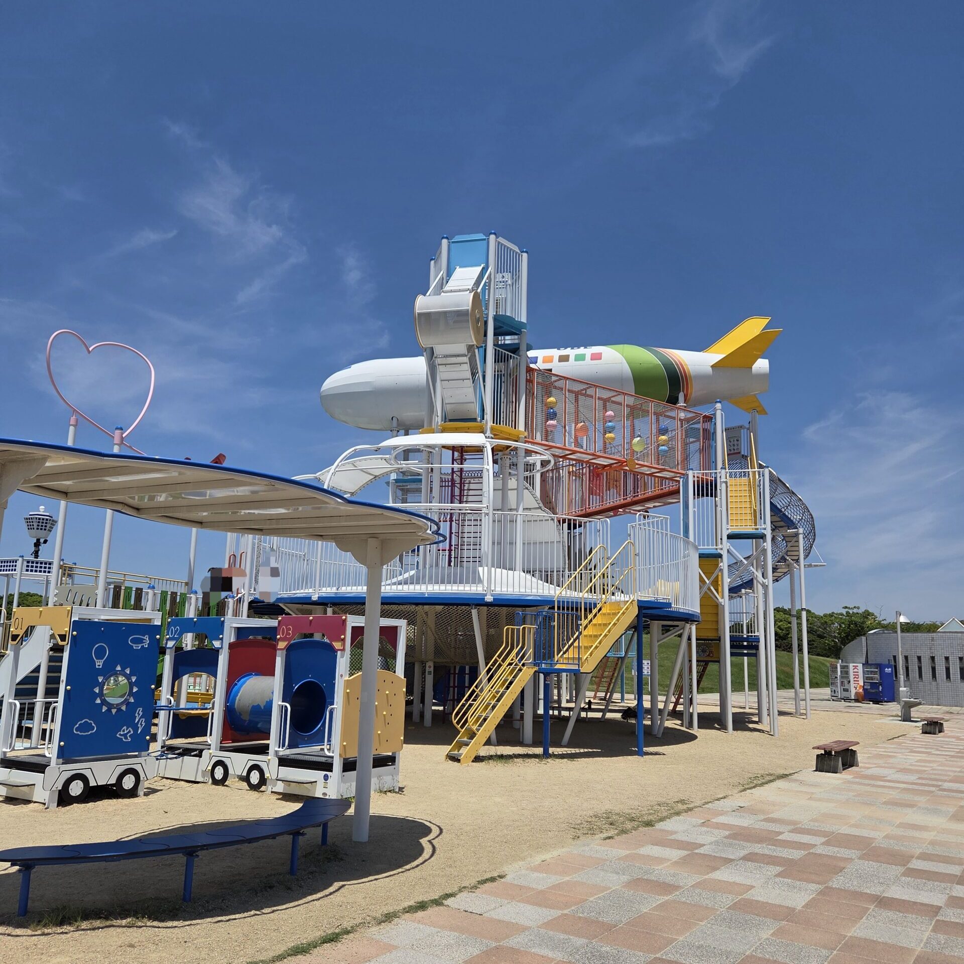山口宇部空港ふれあい公園の大型遊具と休憩スペース