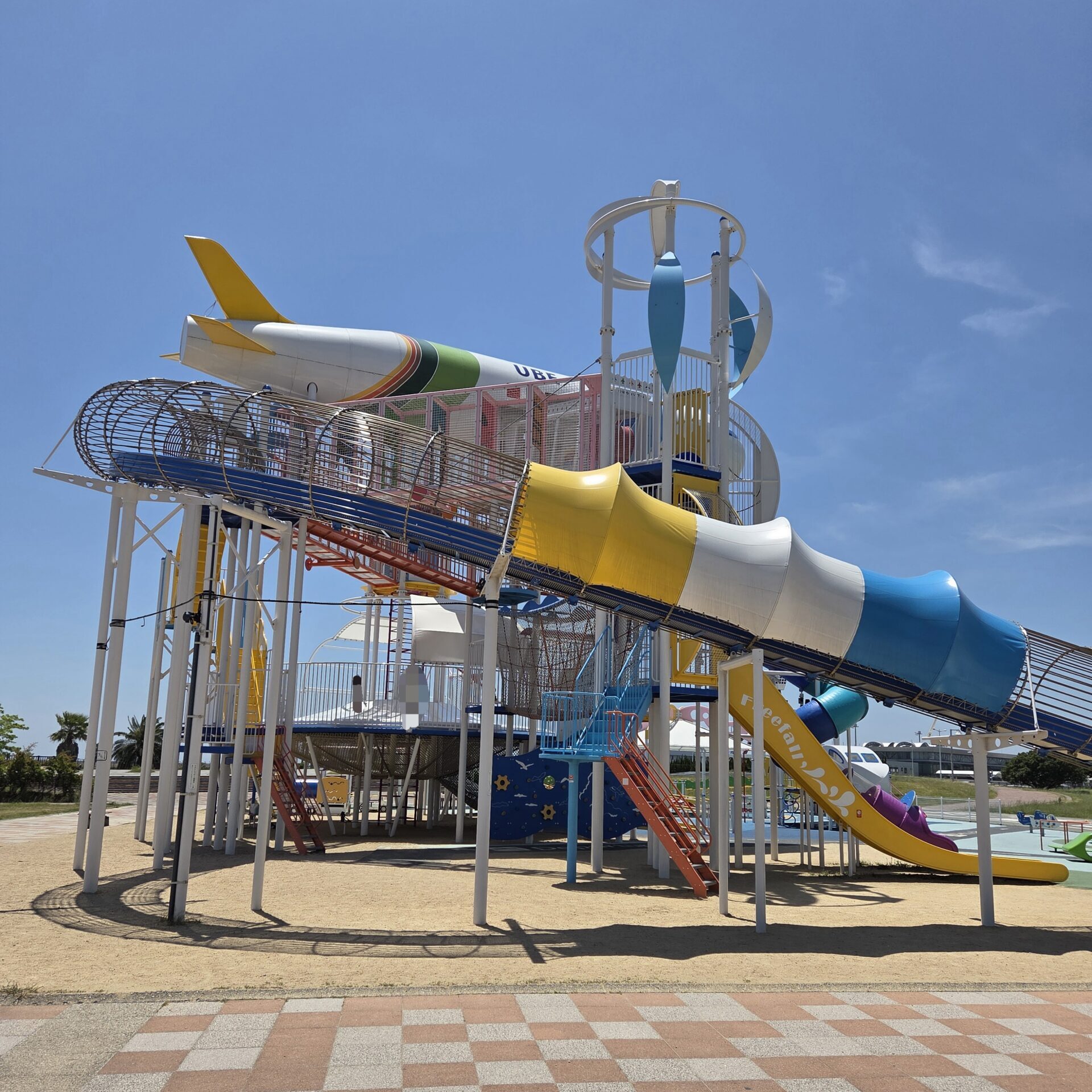 山口宇部空港ふれあい公園の大型遊具の滑り台