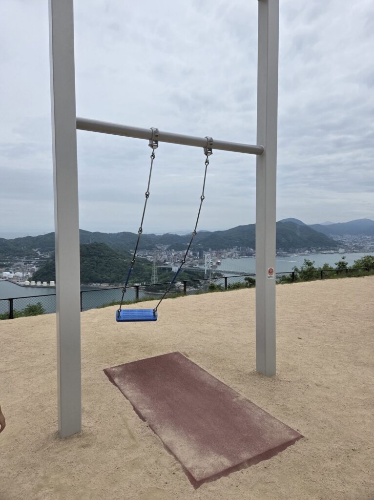 火の山公園の空のブランコ