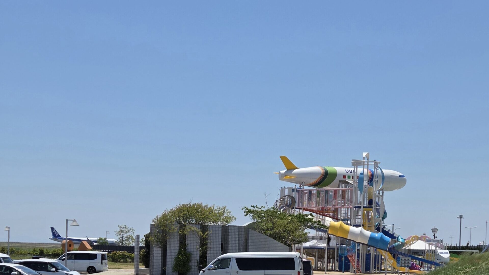山口宇部空港ふれあい公園の大型遊具と飛行機