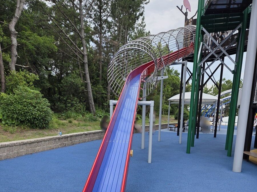 きららんどの裏側滑り台