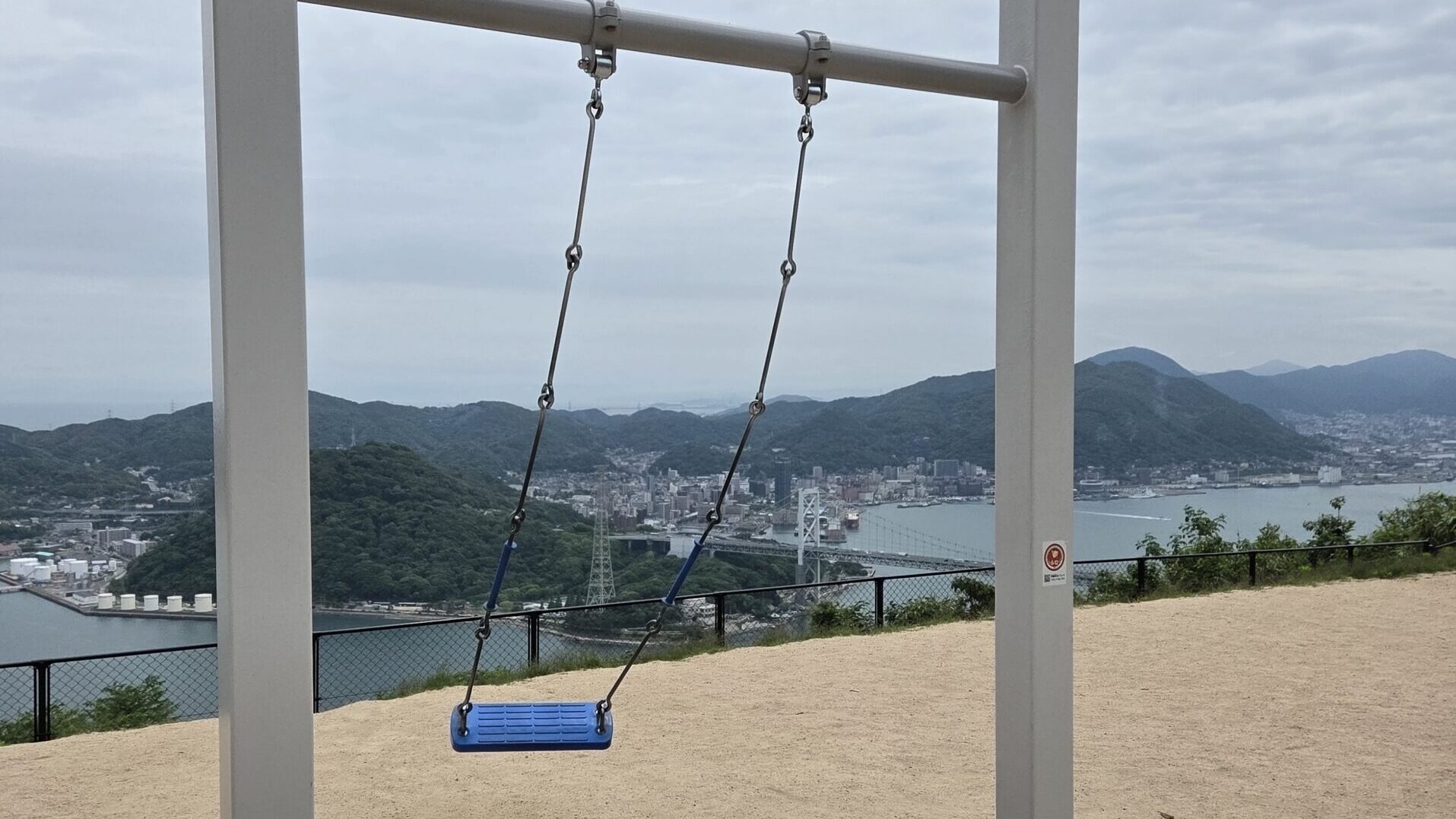 火の山公園の空のブランコ