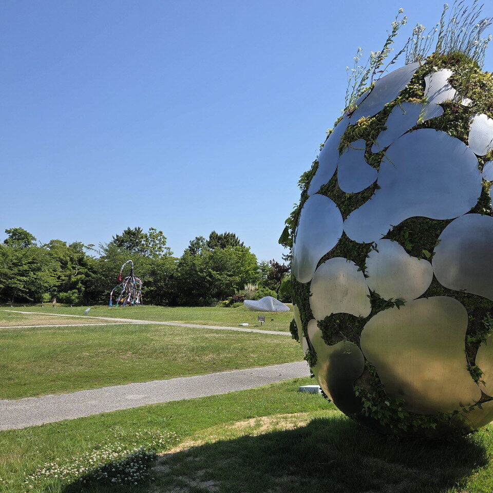 ときわ公園の卵のようなアート作品