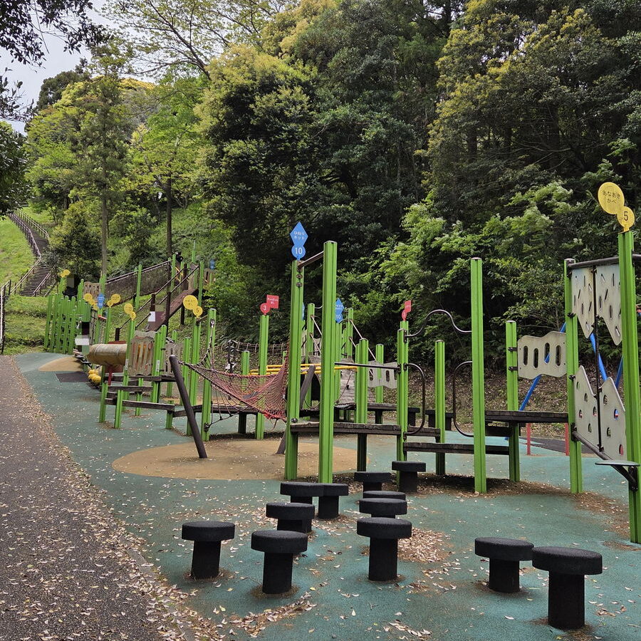 長門市総合公園の冒険広場の遊具