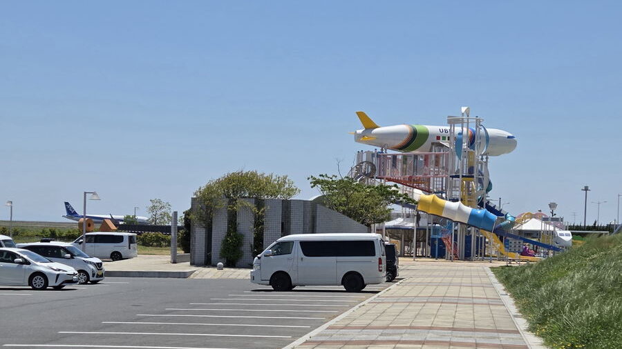 山口宇部空港ふれあい公園の大型遊具と本物の飛行機