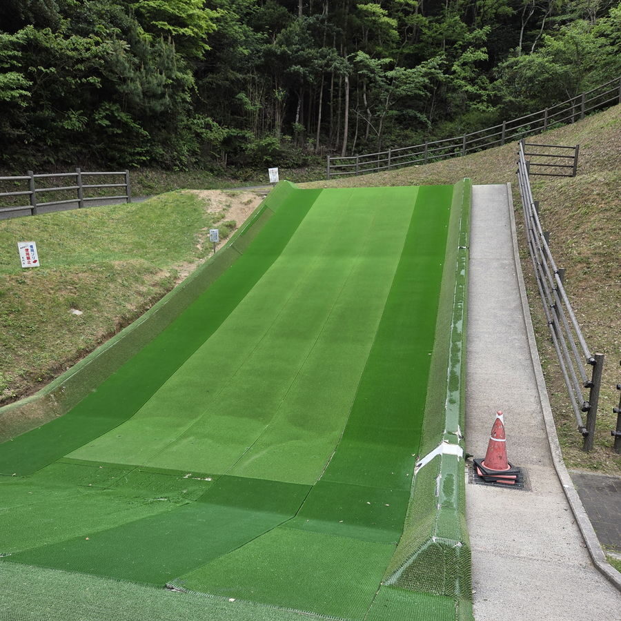 長門市総合公園の芝滑りの斜面