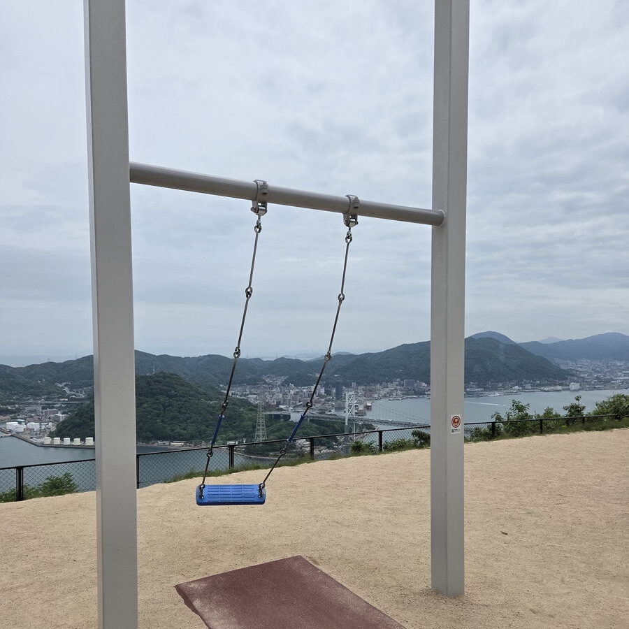火の山公園の空のブランコ