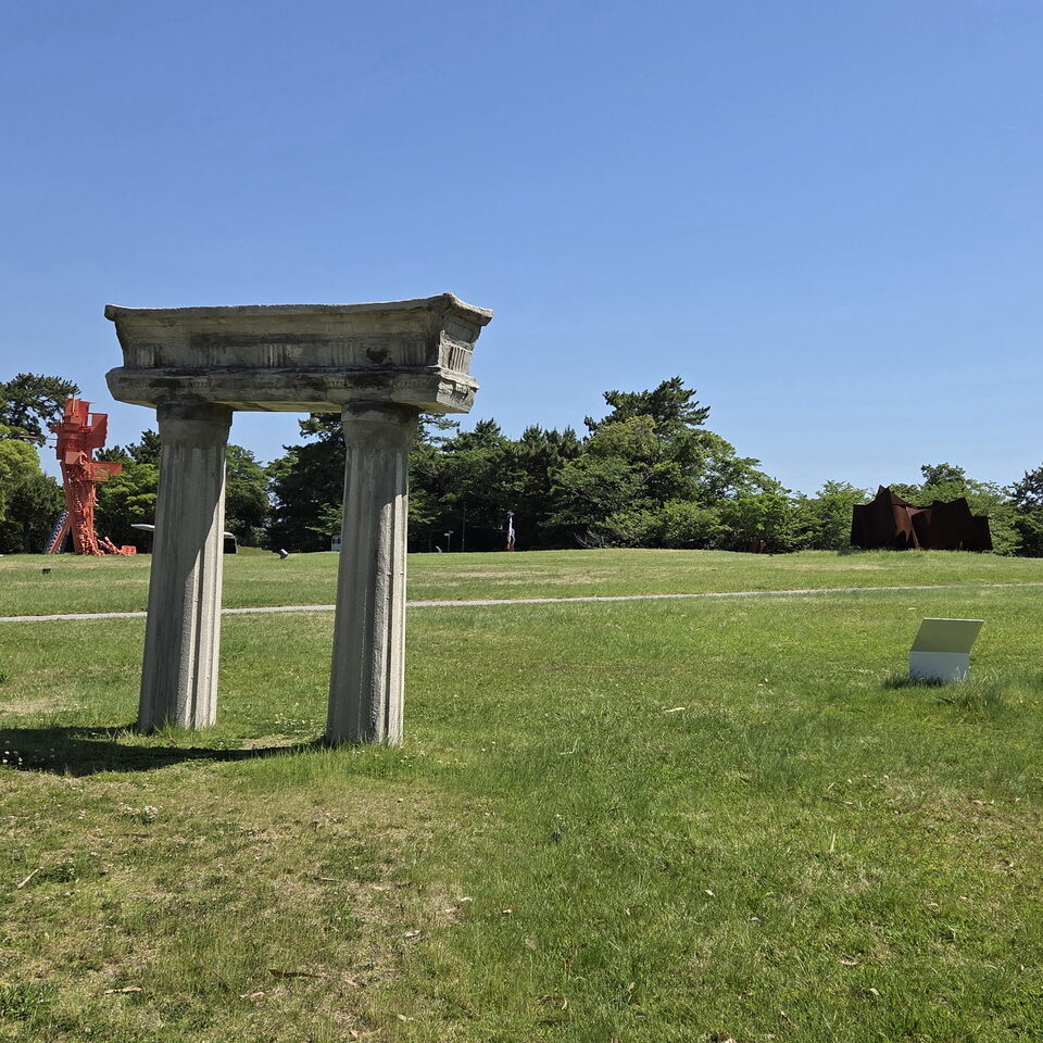 ときわ公園の鳥居のようなアート作品