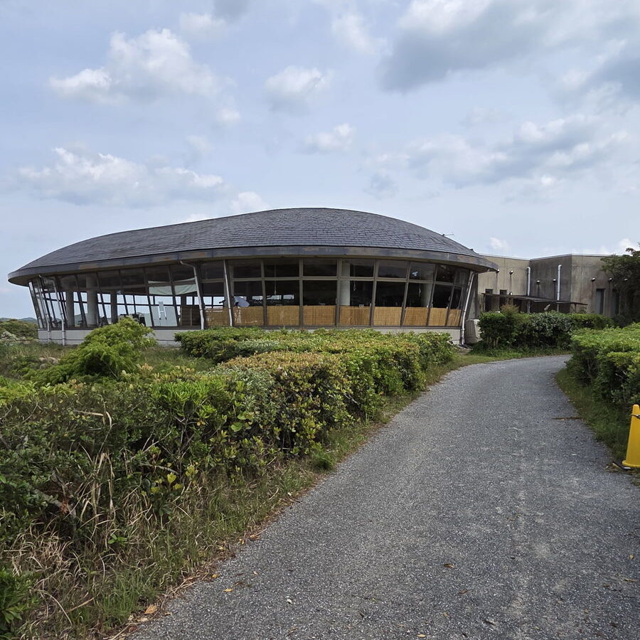 きらら浜自然観察公園のビジターセンター沿いに続く散策路の様子