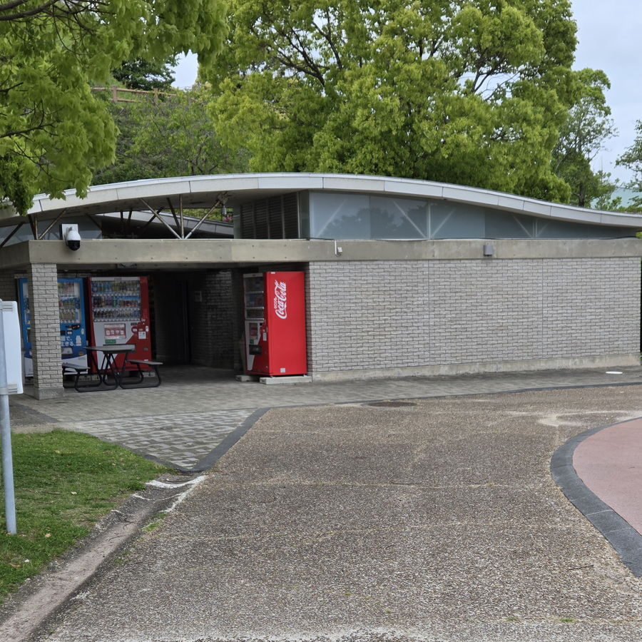 長門市総合公園のトレイと自販機