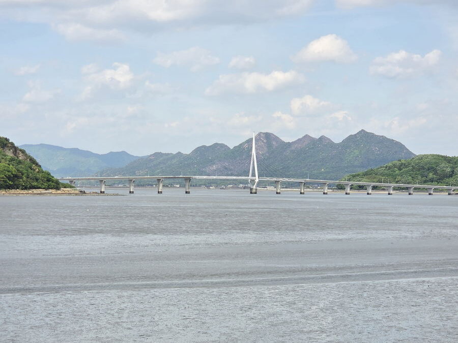 きらら浜自然観察公園の展望棟からみた南部海岸道路