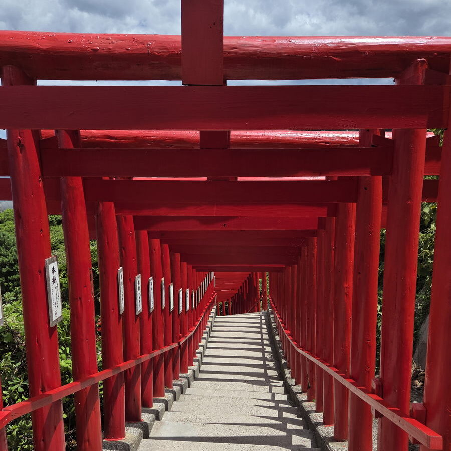 元乃隅神社の鳥居の中を上から見た様子