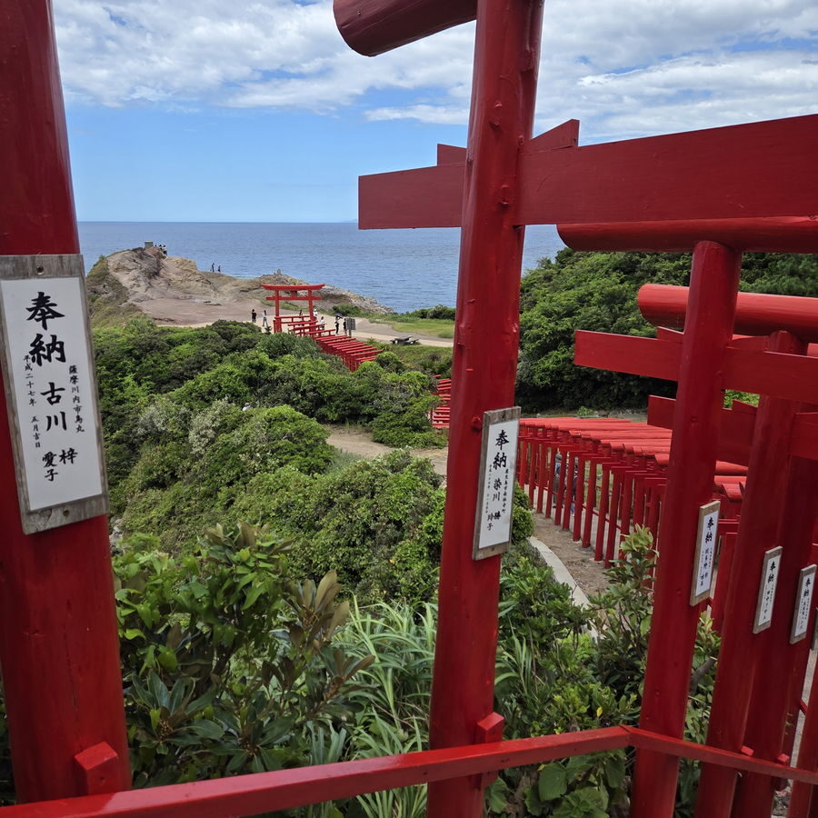 元乃隅神社の鳥居の中から見た景色