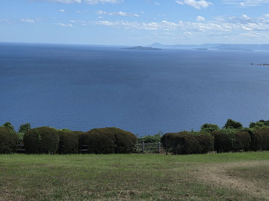 千畳敷の広い芝生と海が見える景色