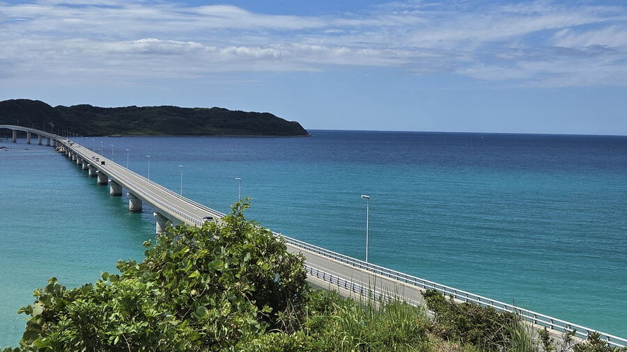 南側から見た角島大橋