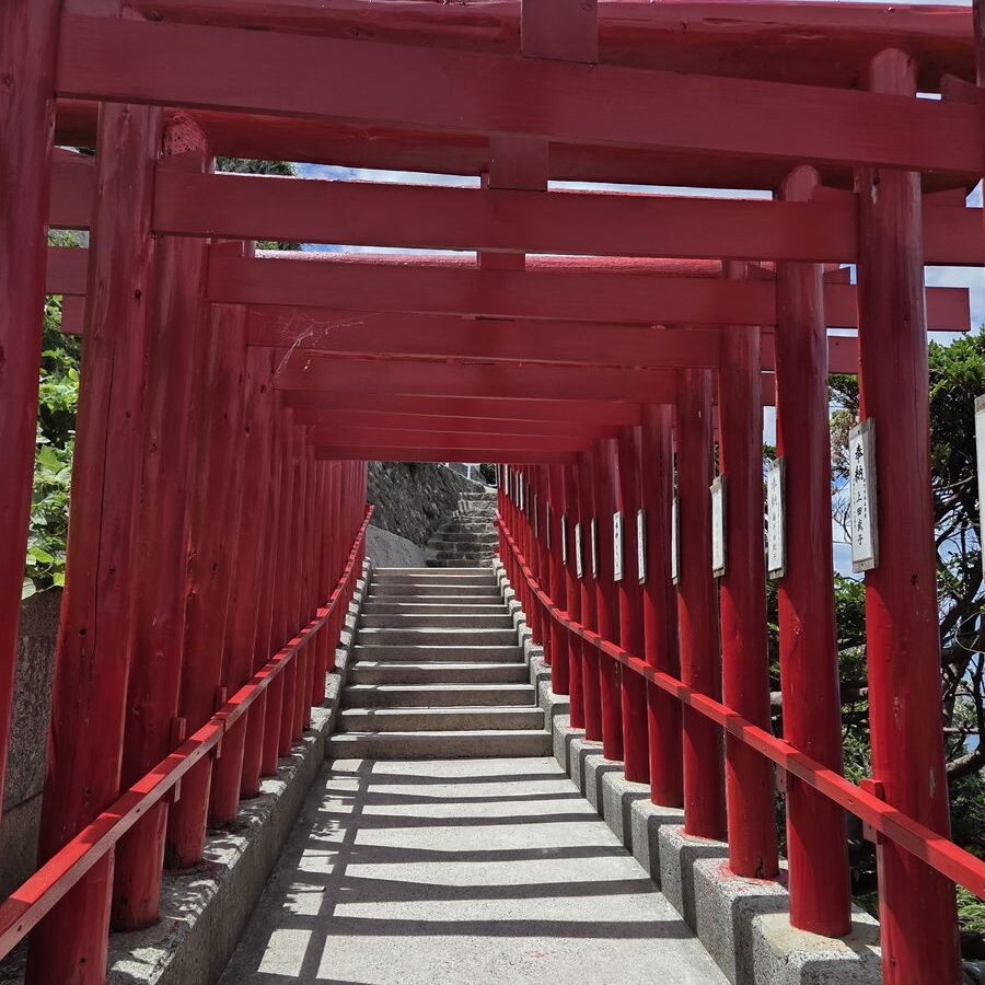 元乃隅神社の鳥居の中を下から見た様子