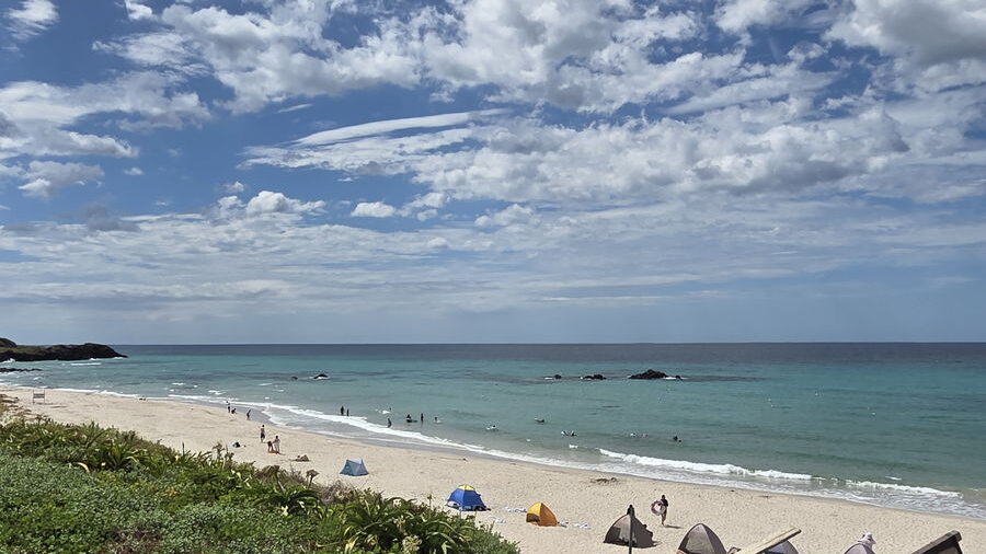 角島のコバルトブルービーチ海水浴場