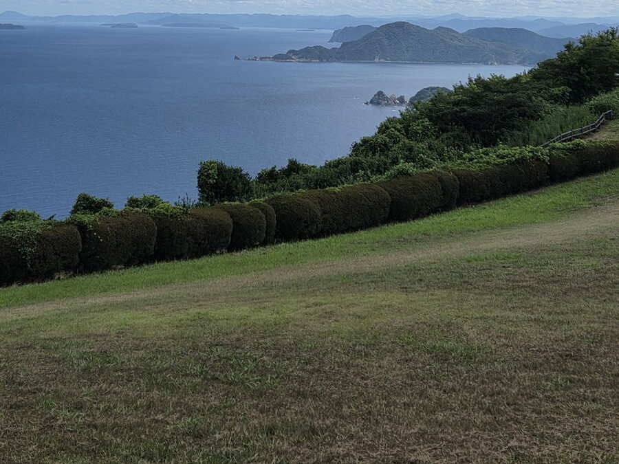 千畳敷の広い芝生と海